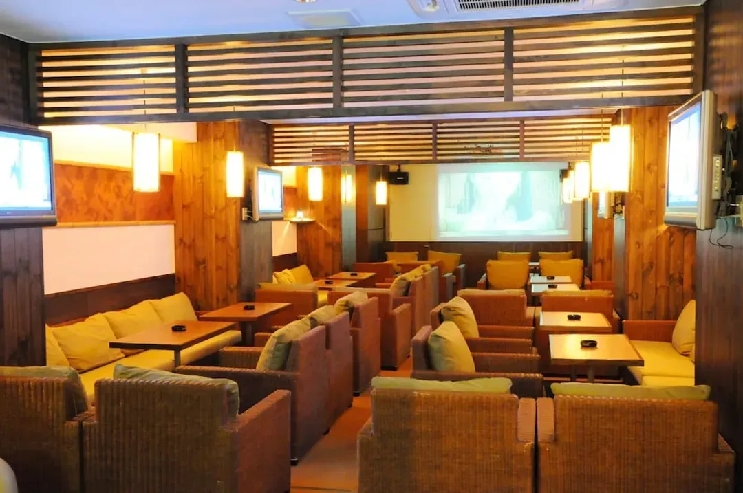 Lobby lounge
