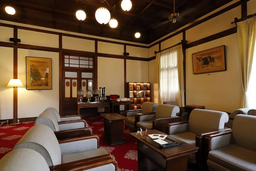 Lobby lounge