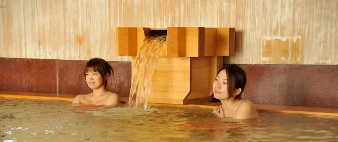 Indoor spa tub