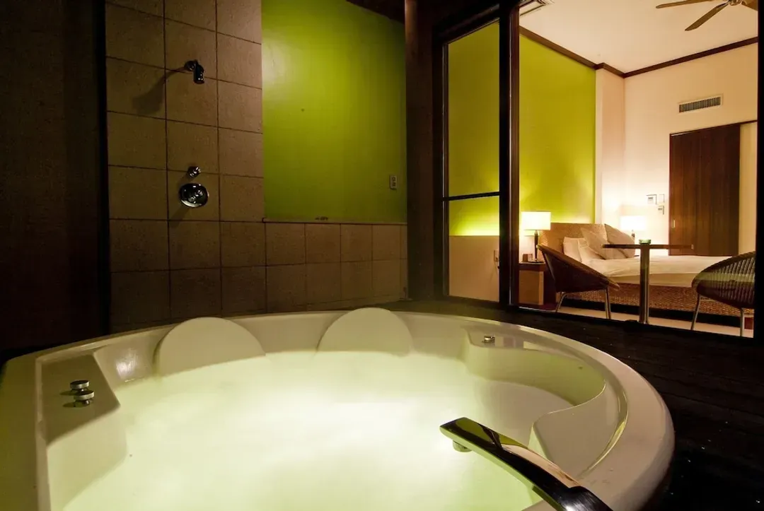 Private spa tub