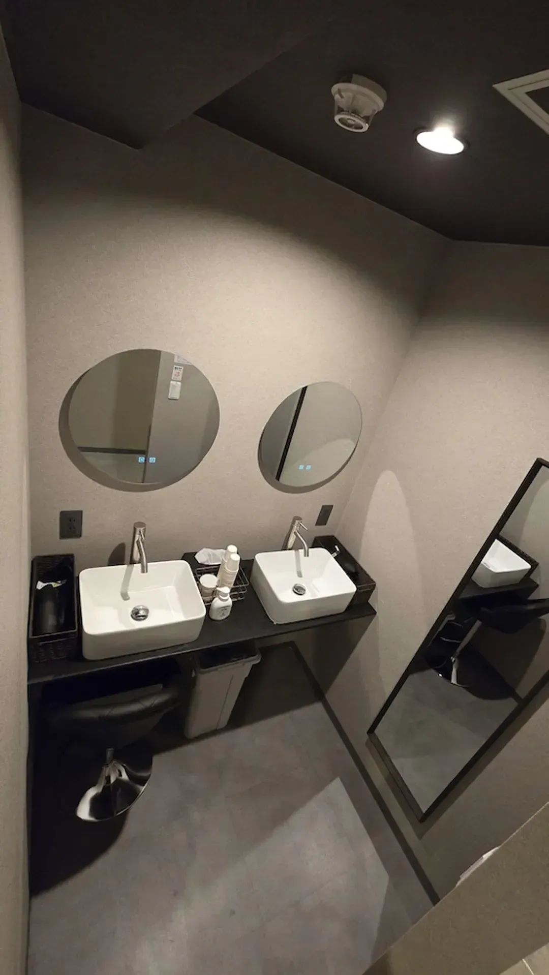Bathroom amenities