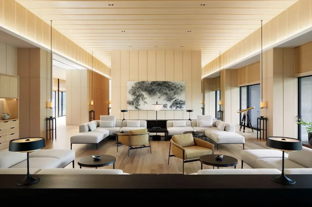 Lobby lounge