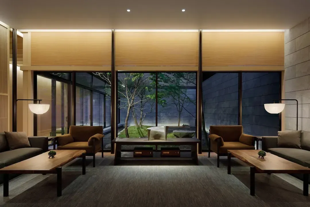 Lobby lounge