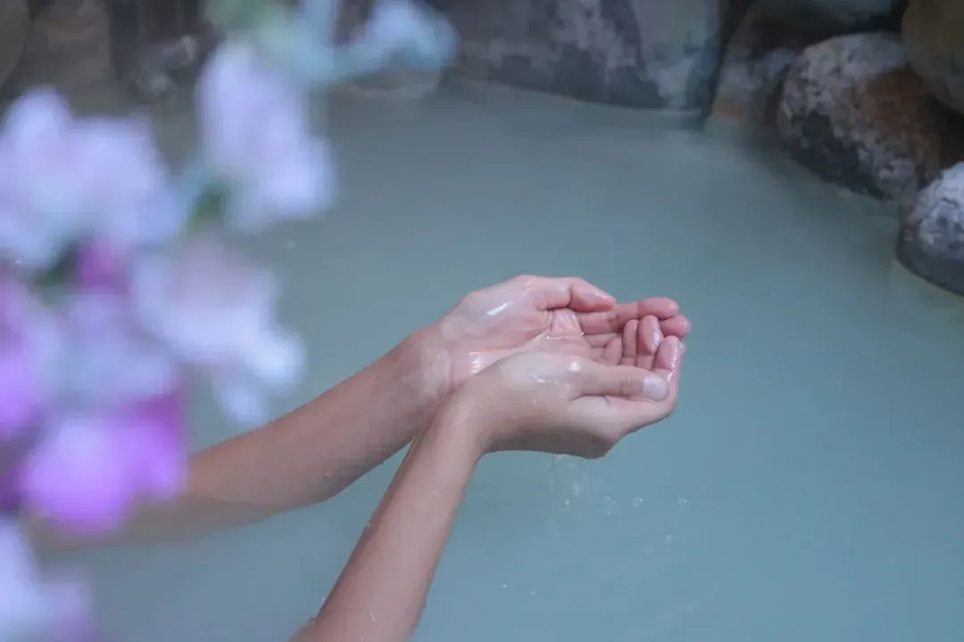 Indoor spa tub