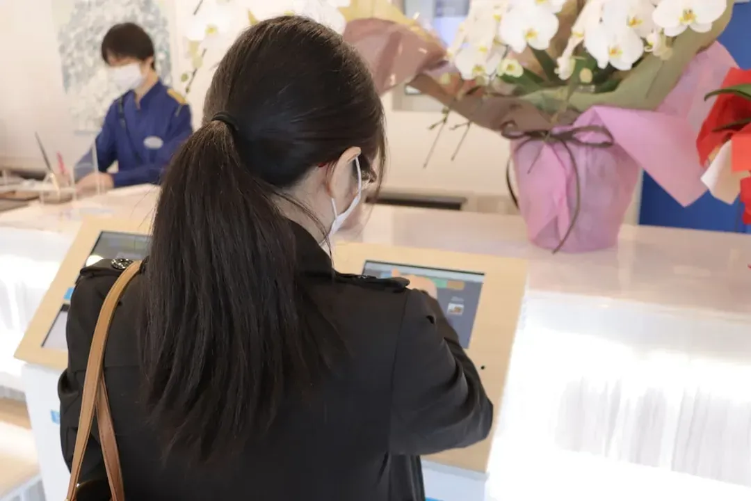 Check-in/check-out kiosk