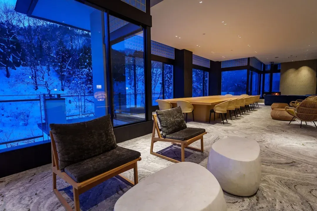 Lobby lounge