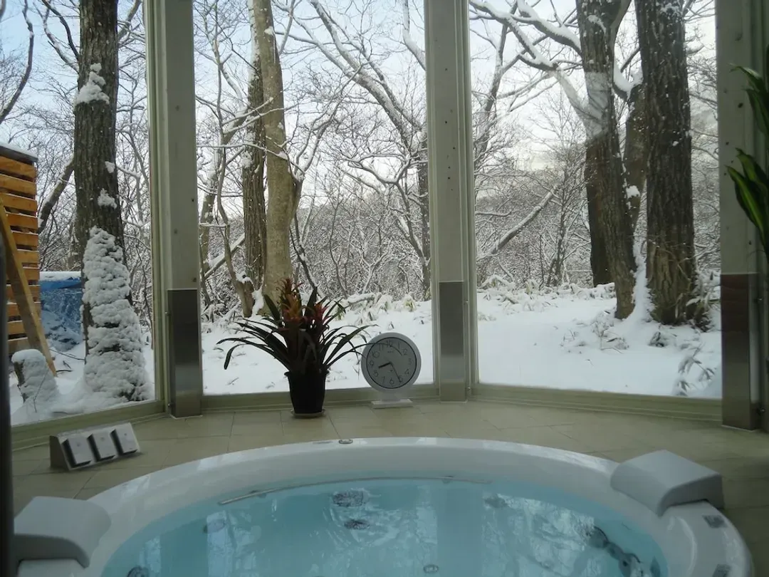 Indoor spa tub