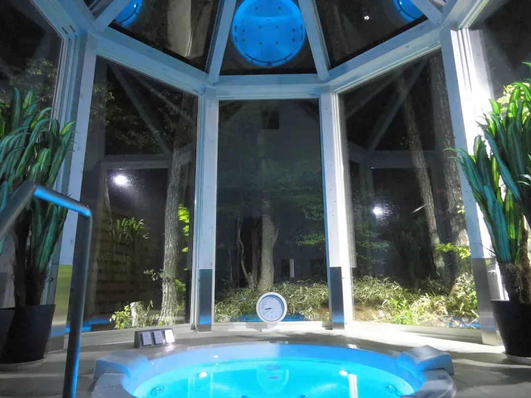 Indoor spa tub