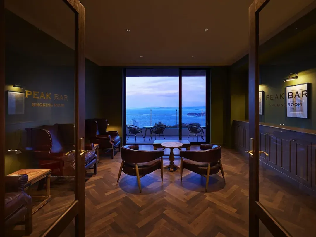 Lobby lounge