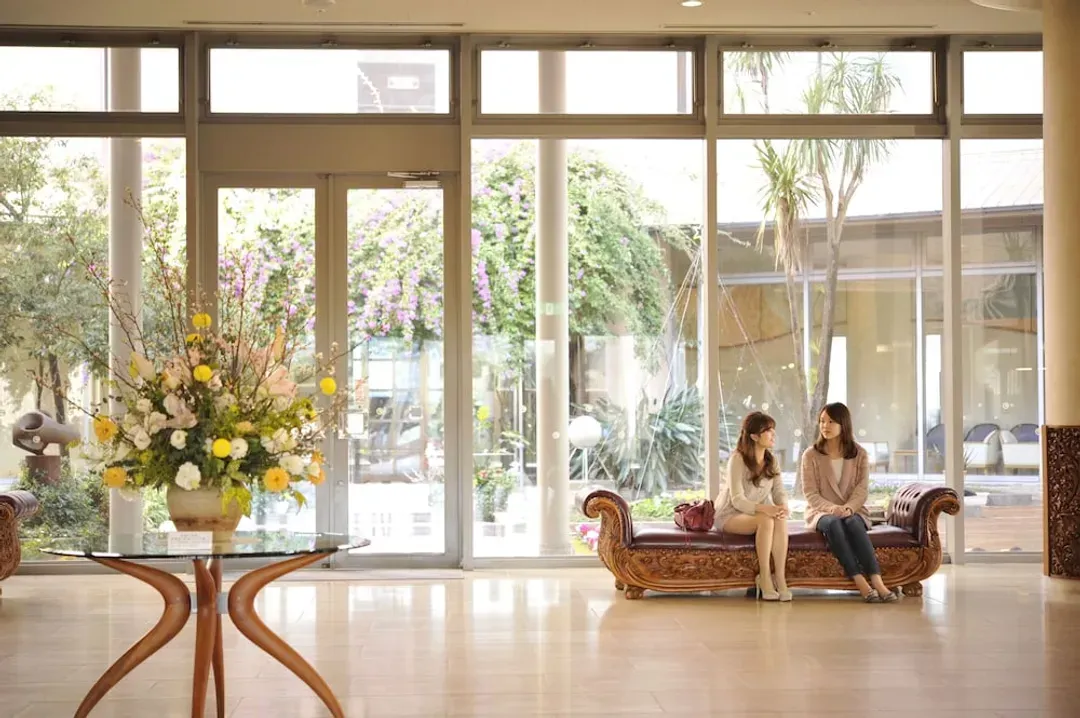 Lobby lounge