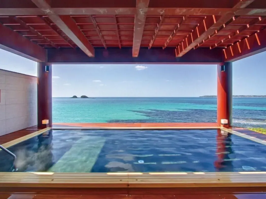 Indoor spa tub