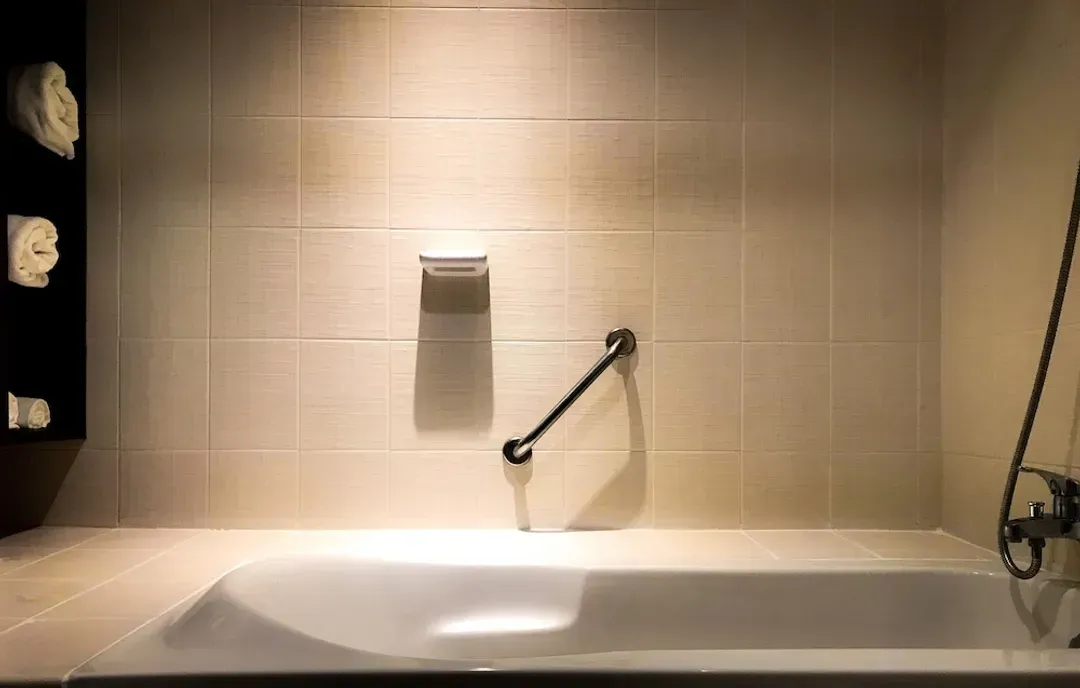 Deep soaking bathtub