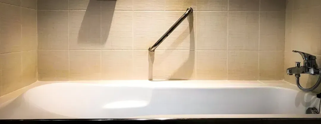 Deep soaking bathtub