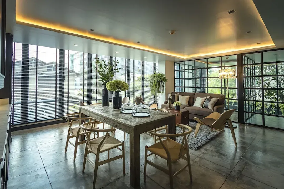 Lobby lounge