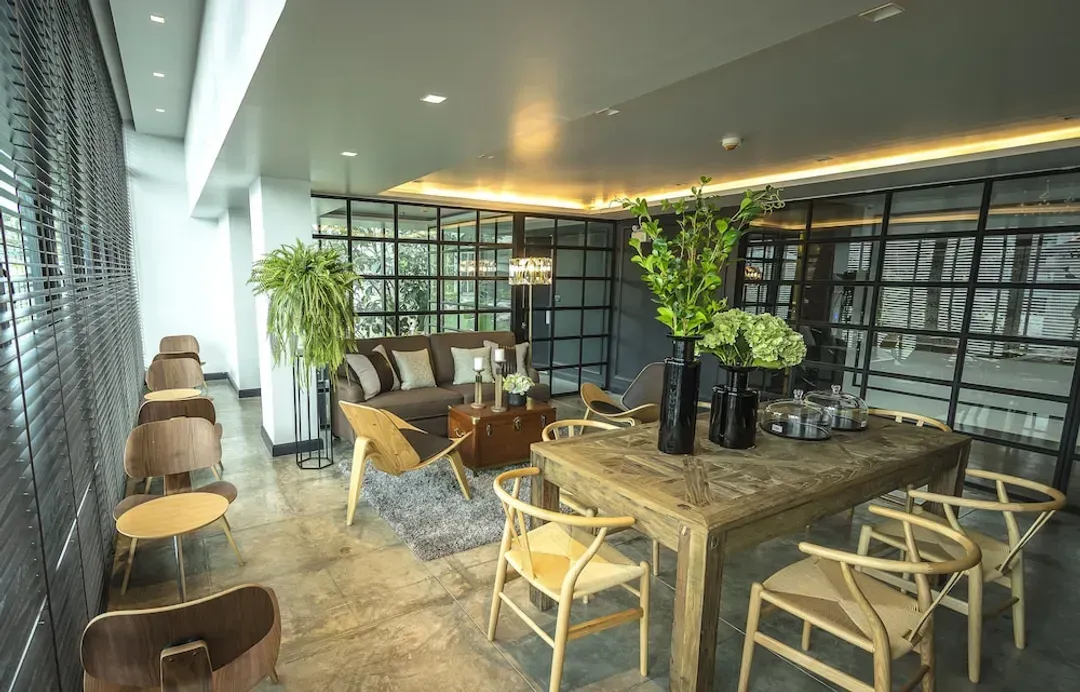 Lobby lounge