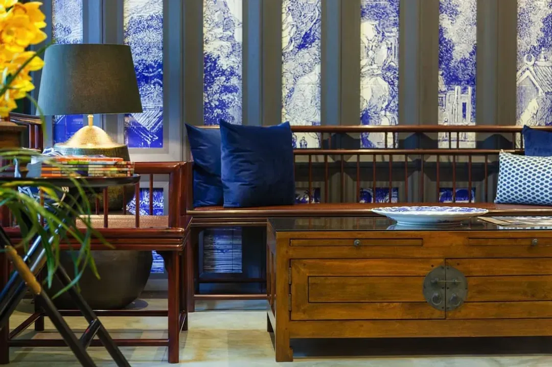 Lobby lounge