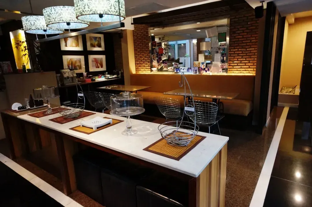 Lobby lounge