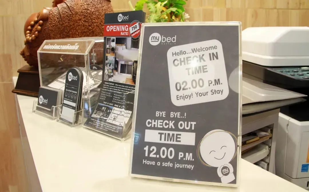 Check-in/check-out kiosk
