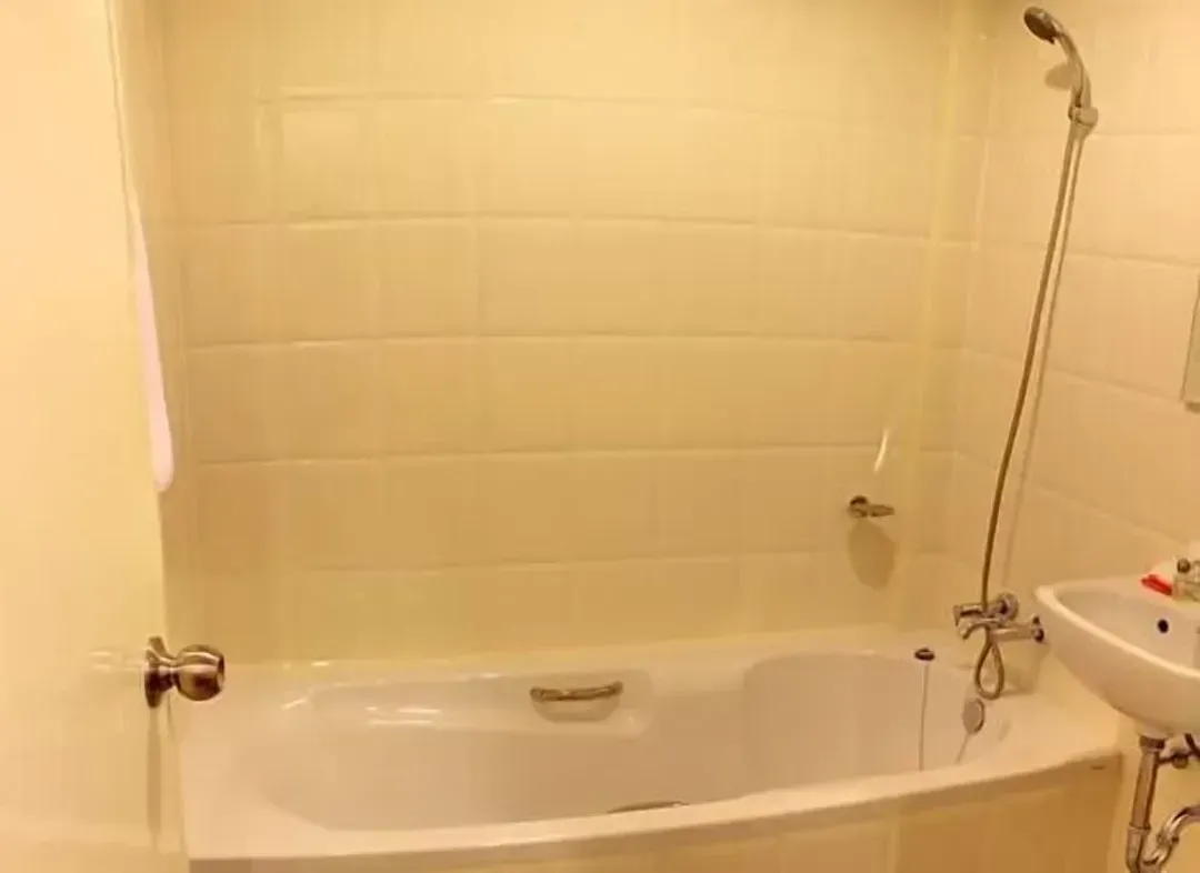 Deep soaking bathtub