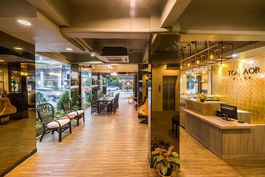 Lobby lounge