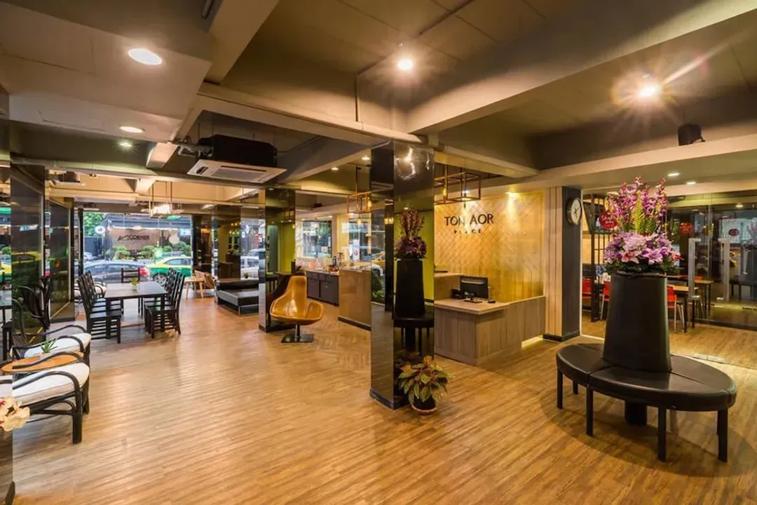 Lobby lounge
