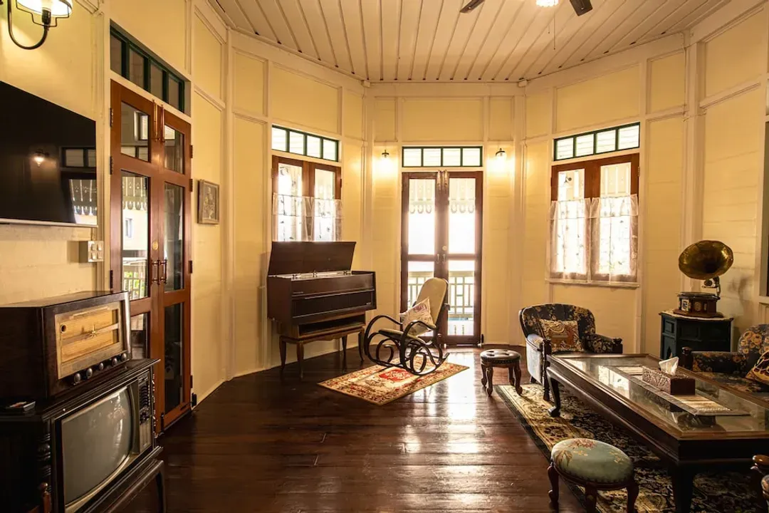 Lobby lounge