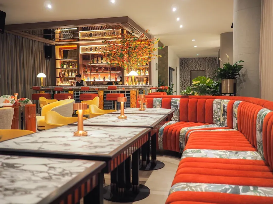 Lobby lounge