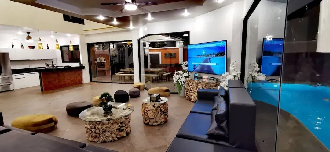 Lobby lounge