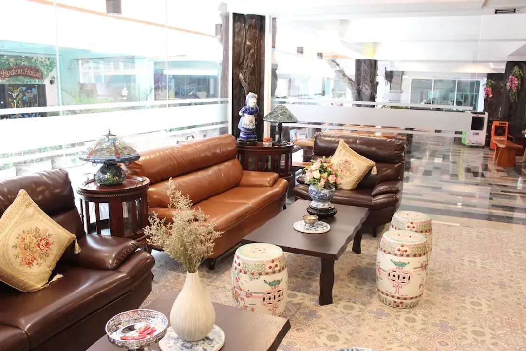 Lobby lounge