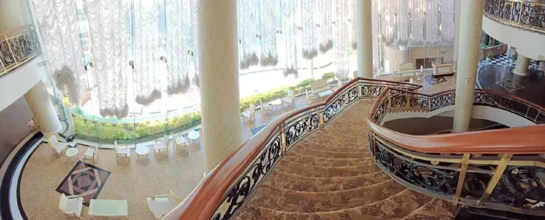 Lobby lounge