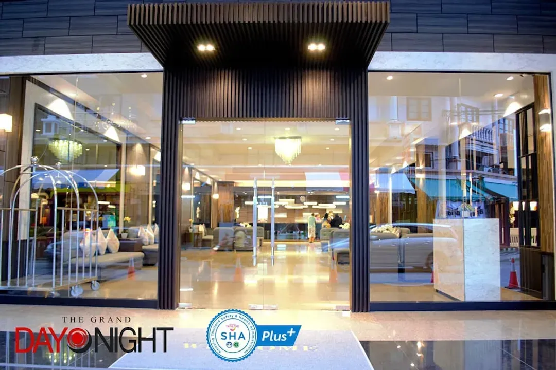 春武里府-日夜大酒店