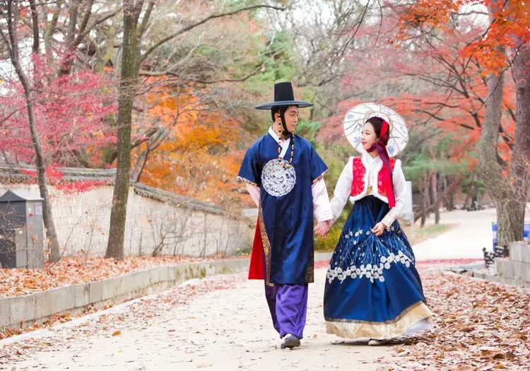 首爾跟團行程推薦,預購第二人最高減4千|首爾無購物|升等入住近明洞飯店.南怡島美境.BTS公車站朝聖.離海最近正東津站.穿韓服遊景福宮五日