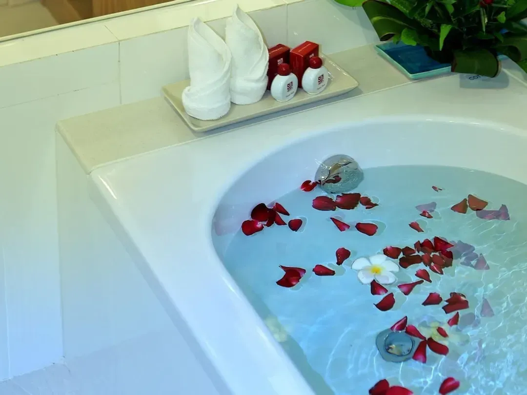 Deep soaking bathtub