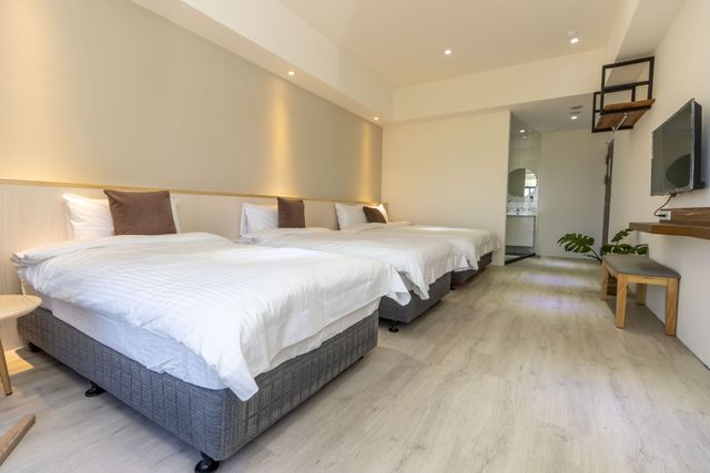 Hou Inn-F Quad Room-2