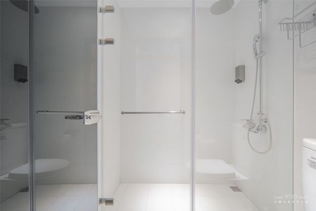 twin room - bathroom 1