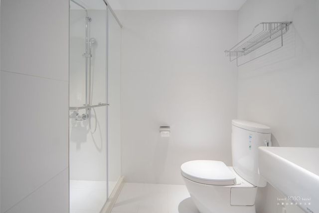 hextuple room-bathroom
