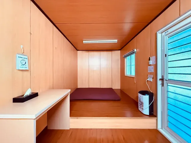 貨櫃屋內右側通鋪
