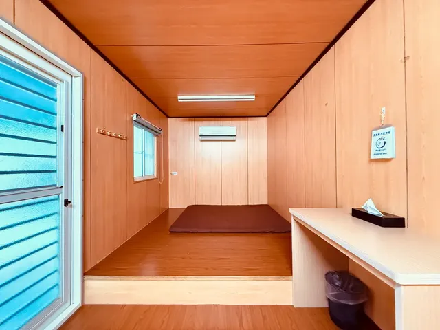貨櫃屋內左側通鋪