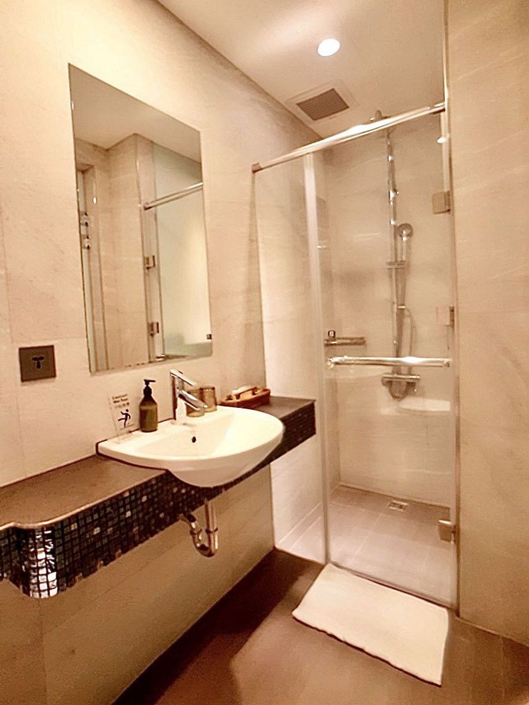 Hotel B7 Journey
