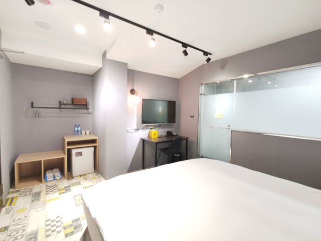 Slow Wow Hot Spring Hotel-Double Room without Window-3