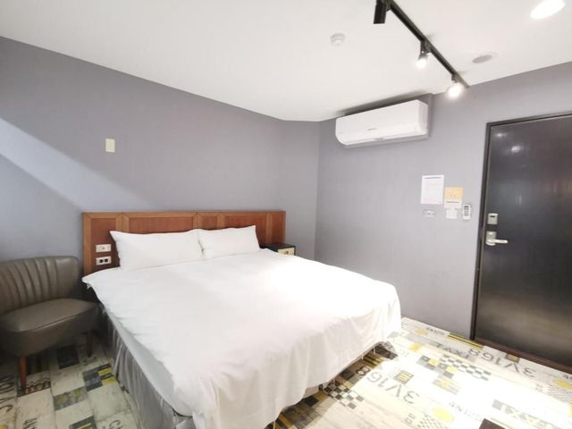 Slow Wow Hot Spring Hotel-Double Room without Window-2