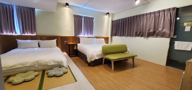 Slow Wow Hot Spring Hotel-Standard Quadruple Room-7