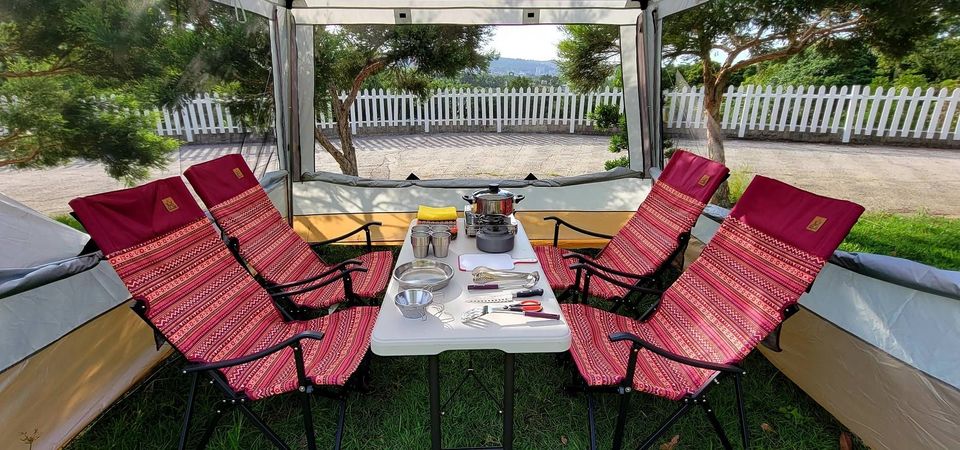 預訂包含一頂炊事帳、露營椅、炊事用具、餐桌