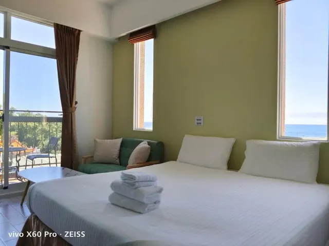 Lunar Mare Inn-Queen Room with Balcony-11