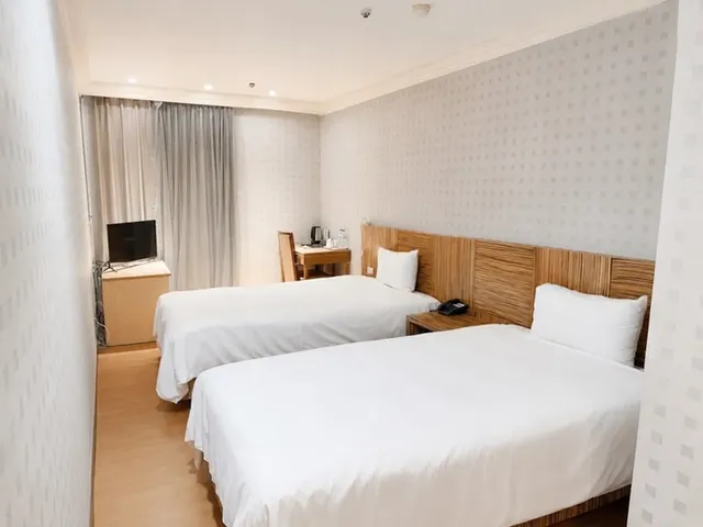 Yoai Hotel-Standard double bed with two single beds-6