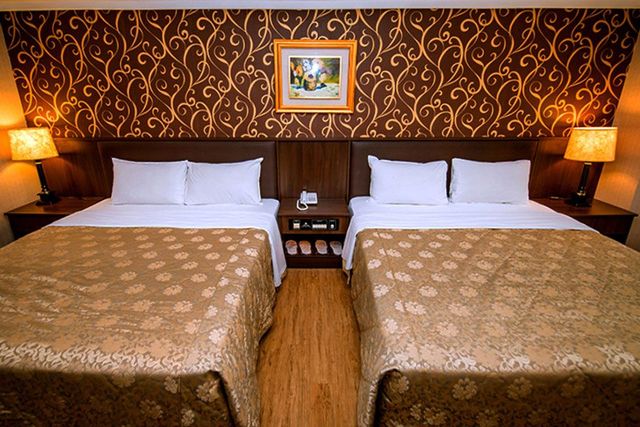 Hamilton Hotel-Superior Quadruple Room-5