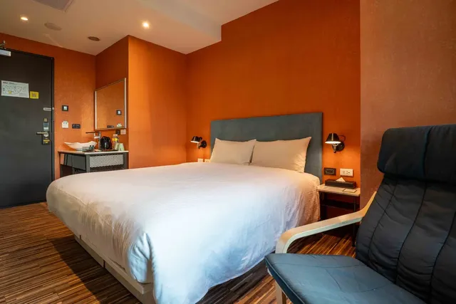CHECK inn Taichung Ziyou-Classic Double Room-6