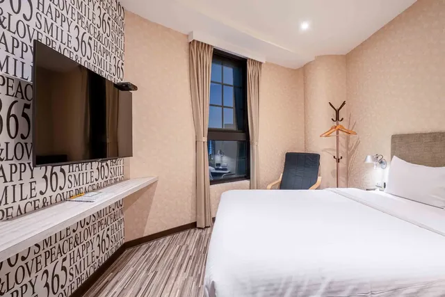 CHECK inn Taichung Ziyou-Classic Double Room-3
