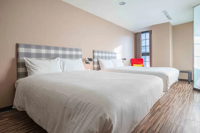 CHECK inn Taichung Ziyou-Deluxe Quadruple Room-4