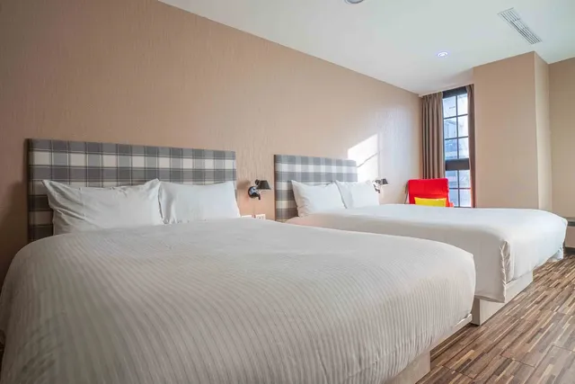 CHECK inn Taichung Ziyou-Deluxe Quadruple Room-3